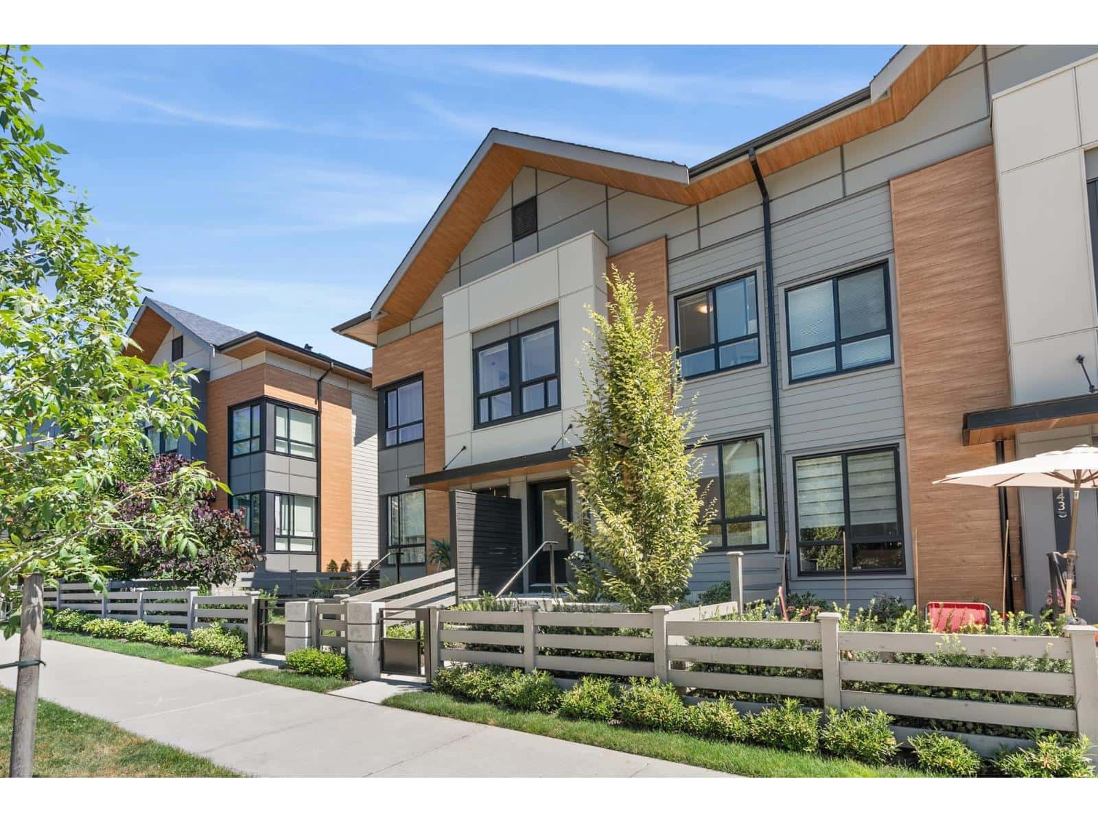 142 15111 EDMUND DRIVE — Surrey, British Columbia - Photo 2 of 39