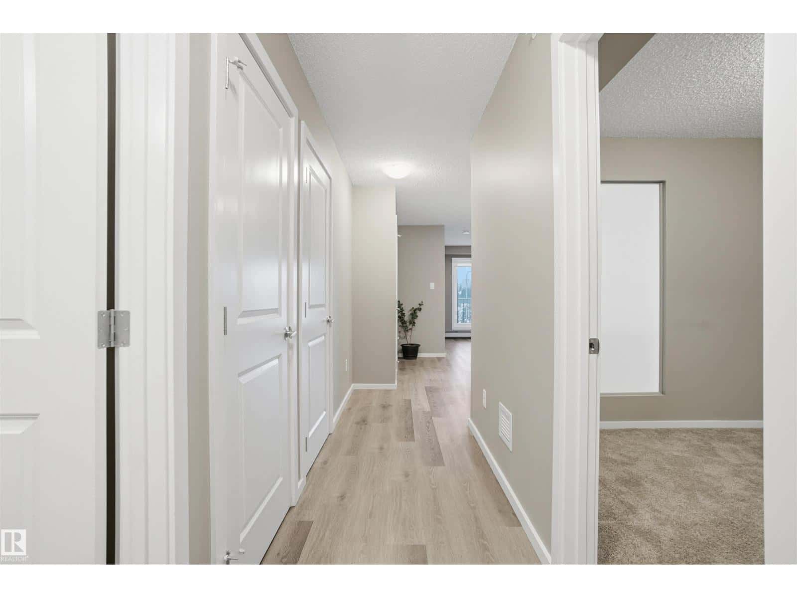 Edmonton — Edmonton - Photo 5 of 37