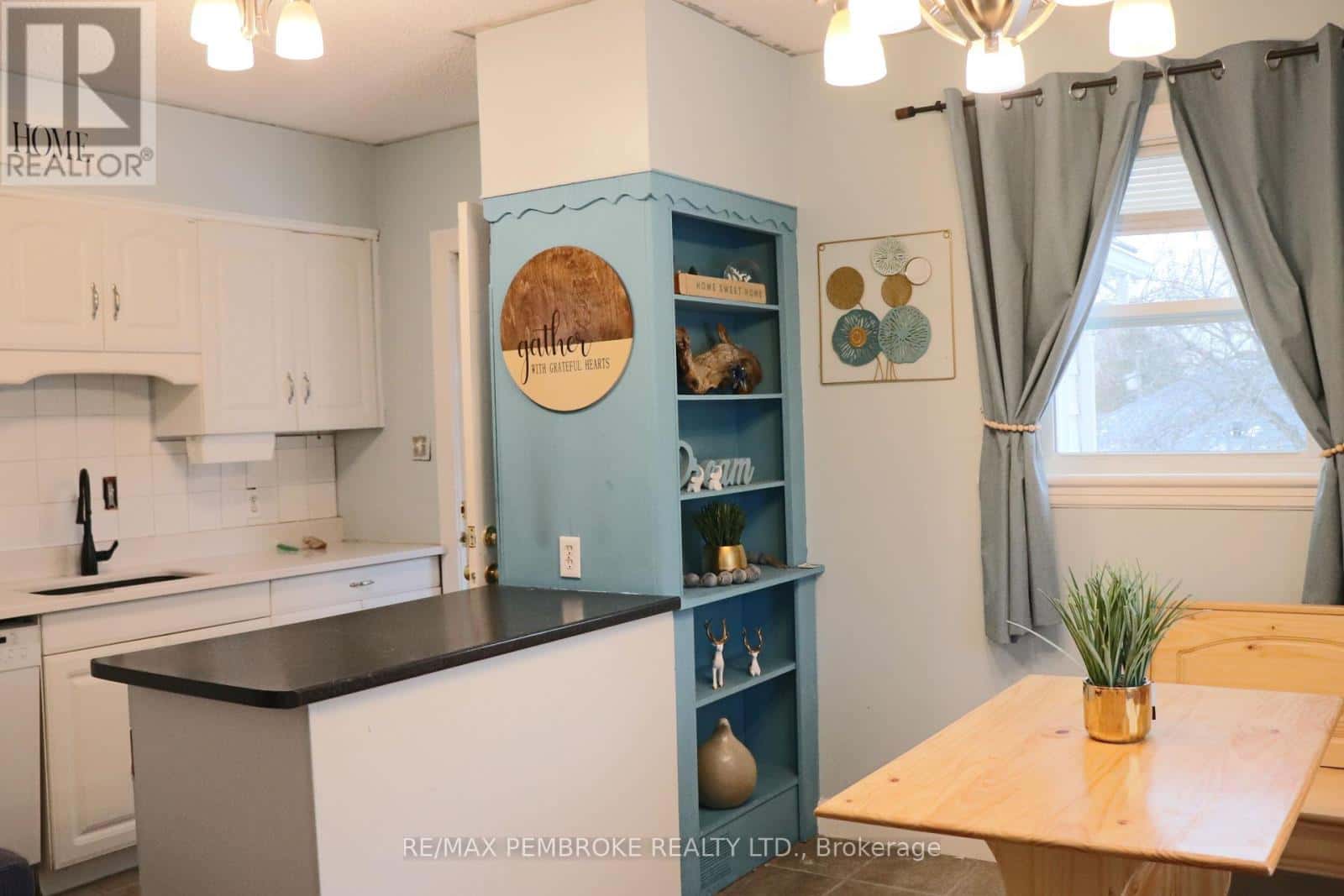 Pembroke — Pembroke - Photo 4 of 15