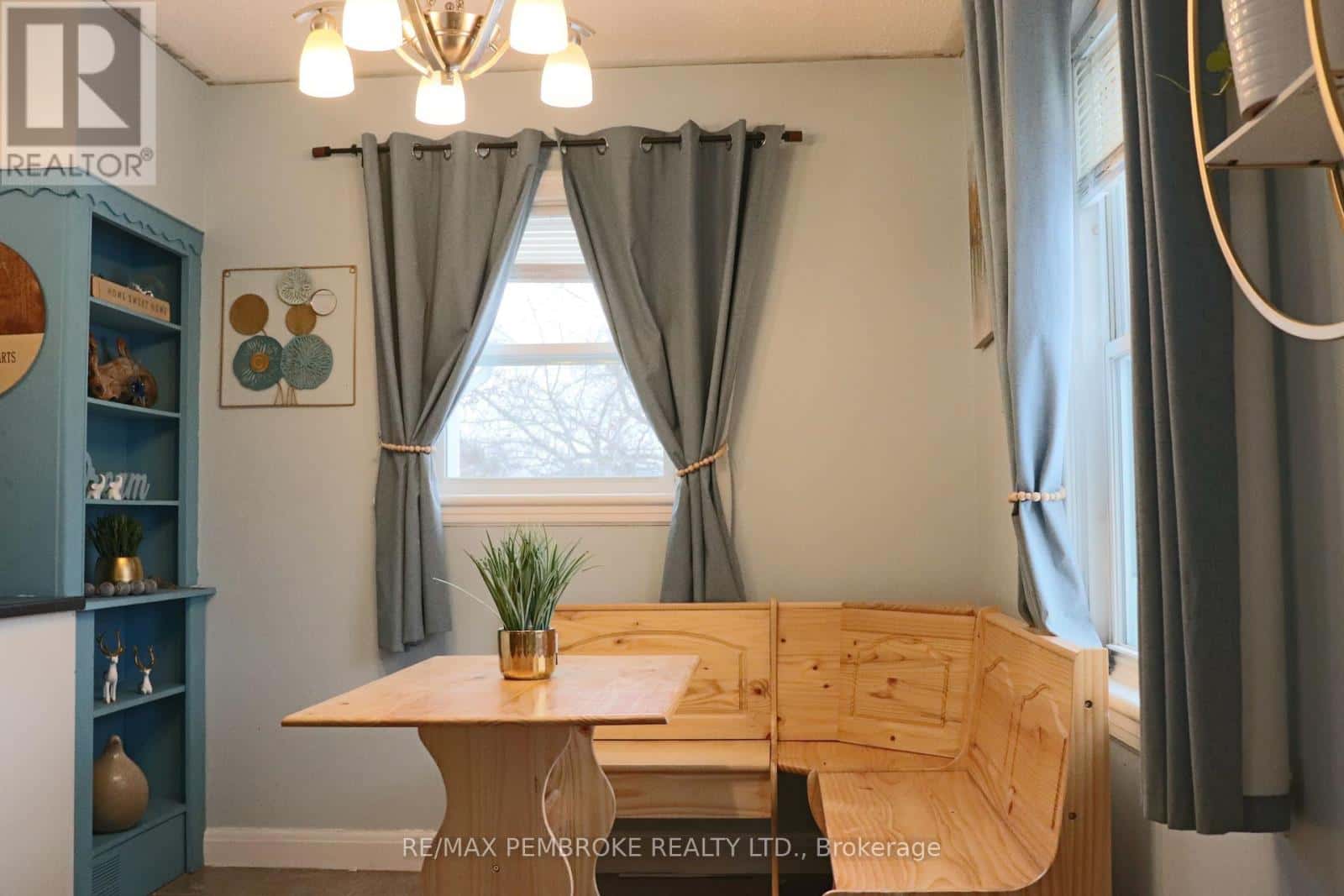 240 DUNLOP STREET — Pembroke, Ontario - Photo 5 of 15