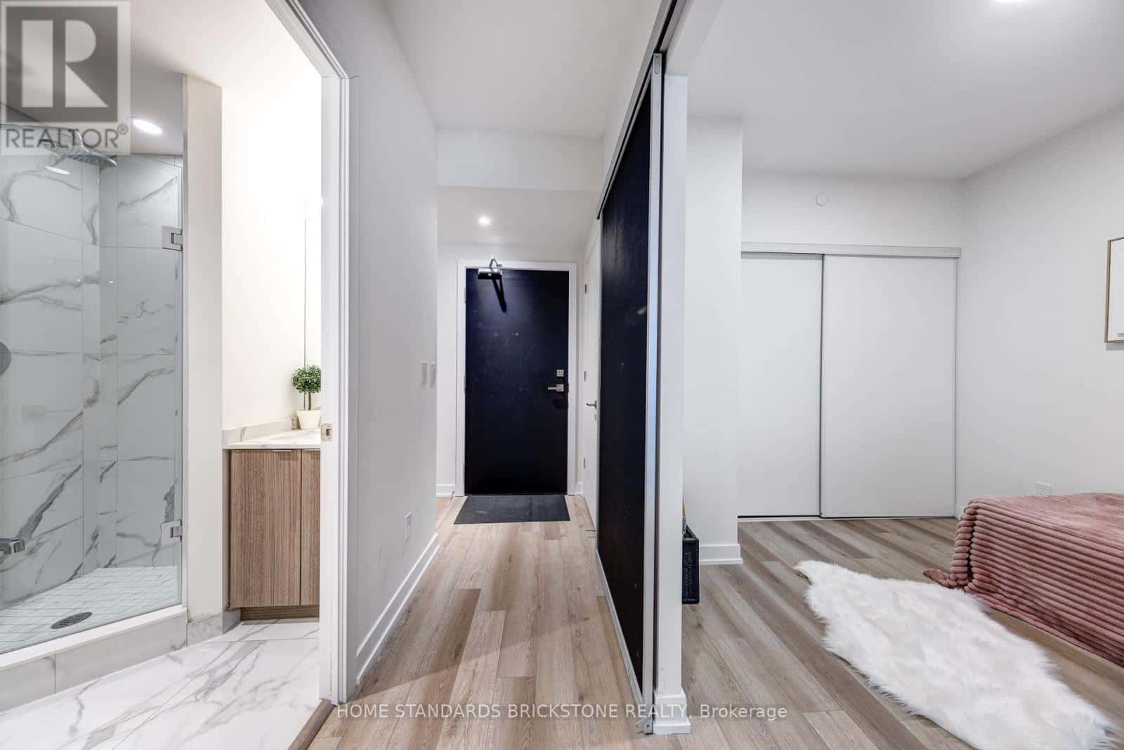 Toronto (Oakwood Village) — Toronto (Oakwood Village) - Photo 2 of 28