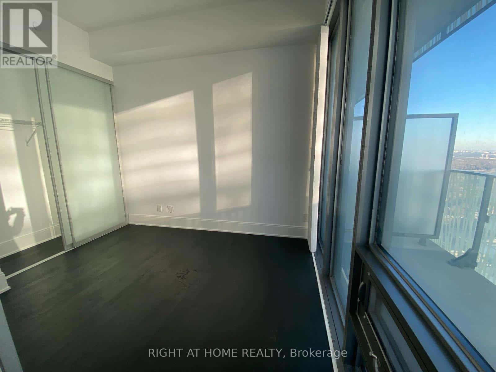 Toronto (Church-Yonge Corridor) — Toronto (Church-Yonge Corridor) - Photo 2 of 13