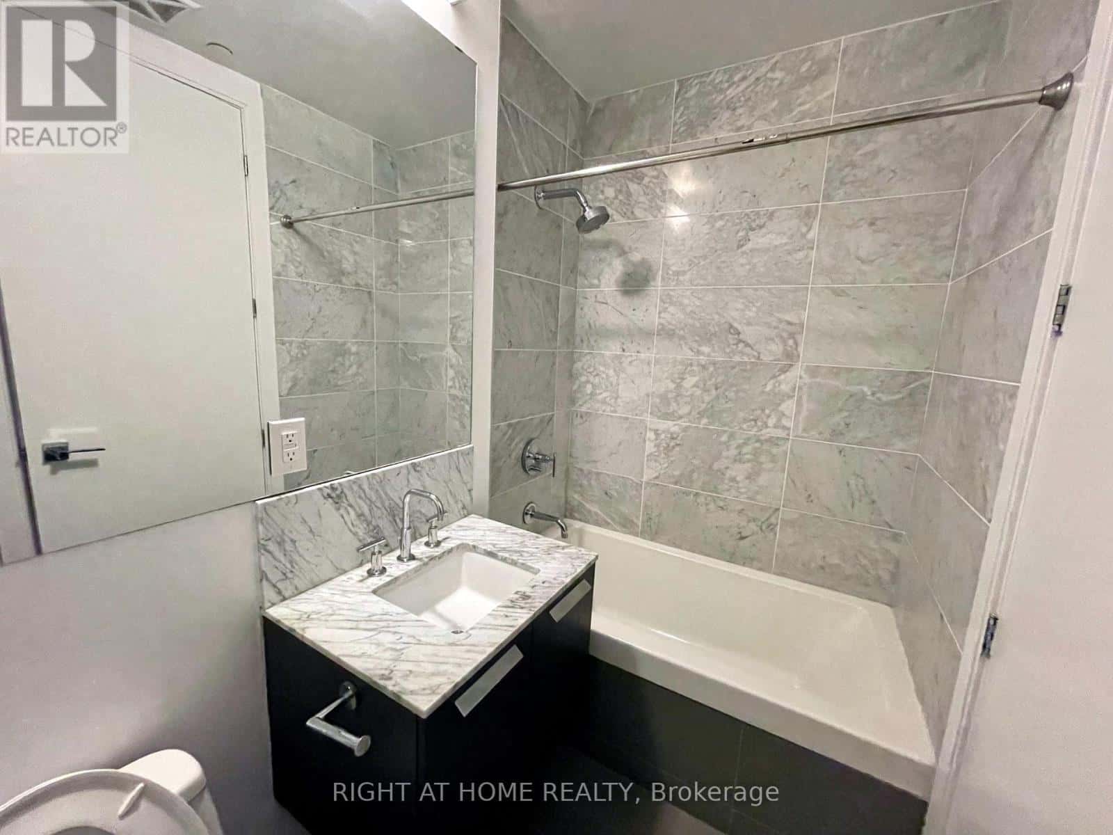 Toronto (Church-Yonge Corridor) — Toronto (Church-Yonge Corridor) - Photo 3 of 13