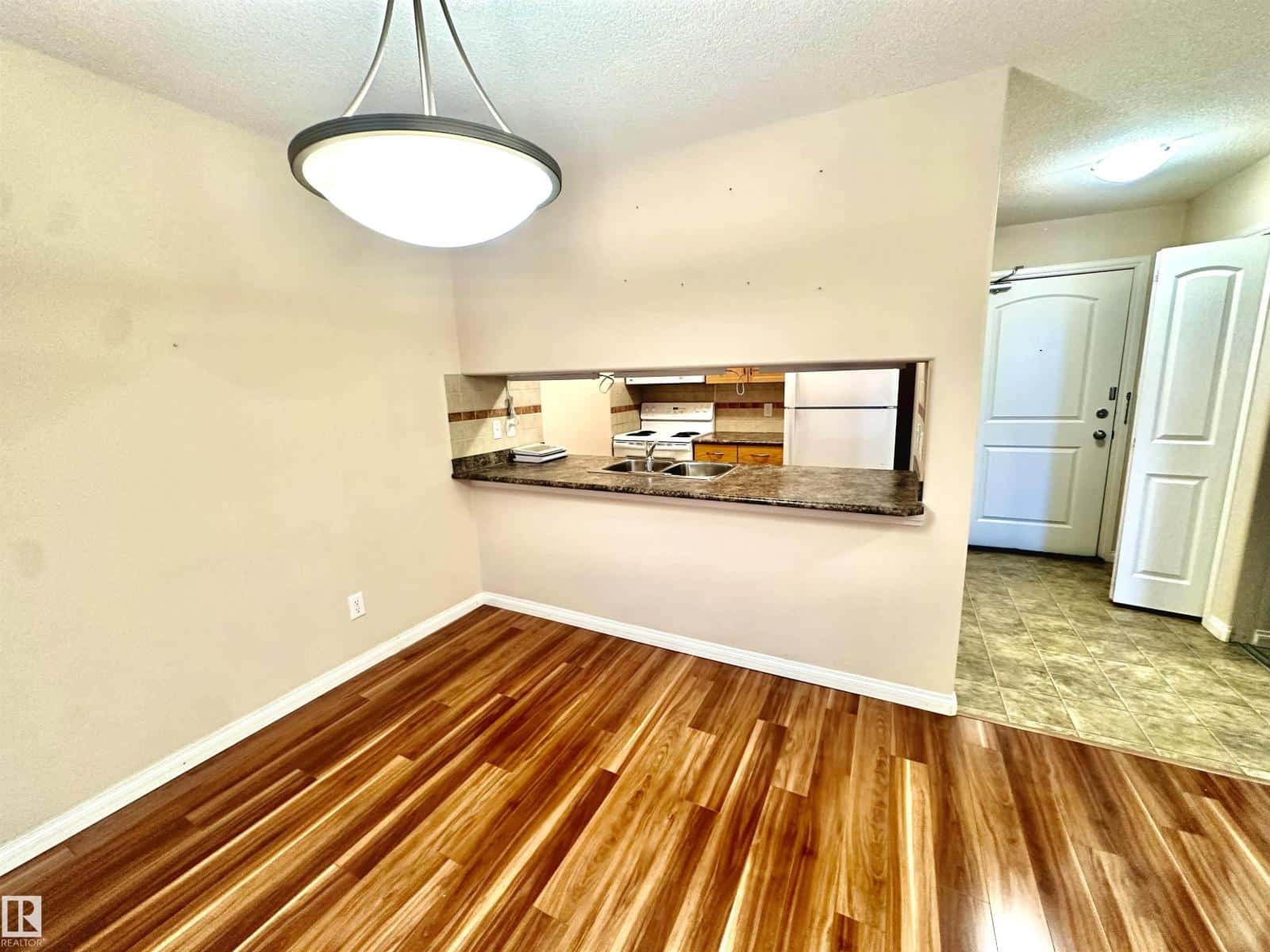 Edmonton — Edmonton - Photo 5 of 24