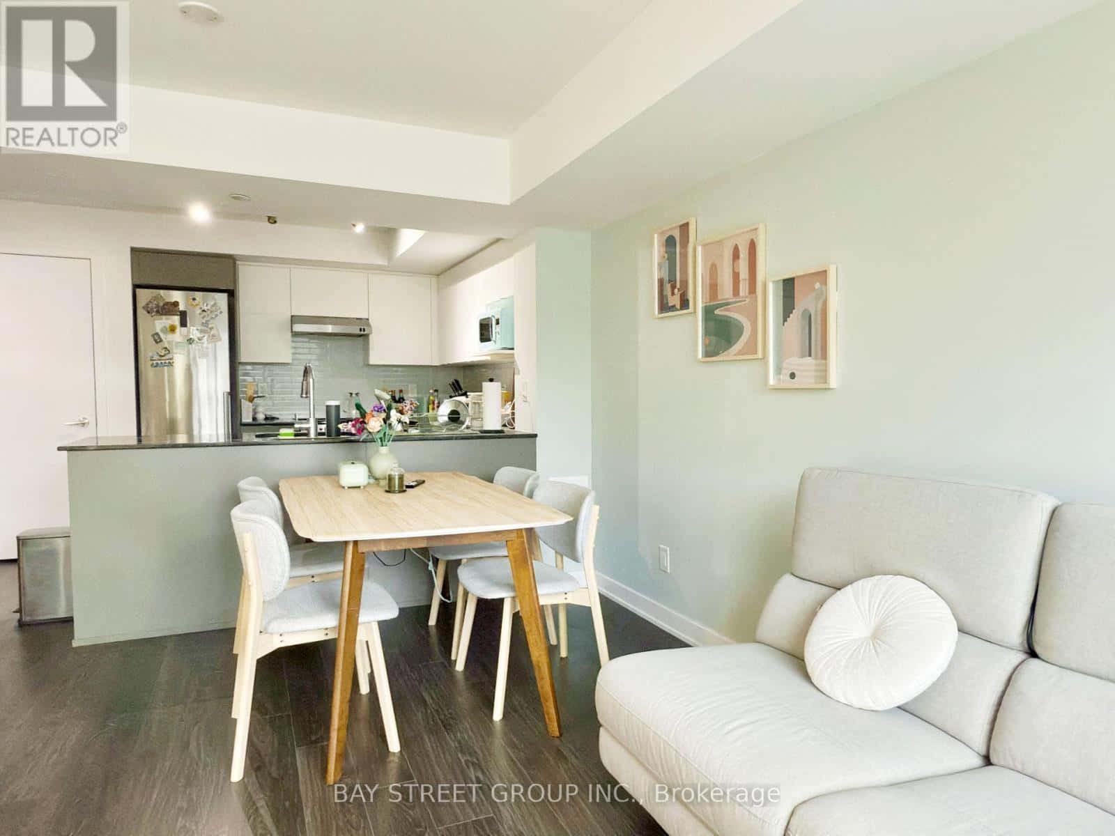 Toronto (Yorkdale-Glen Park) — Toronto (Yorkdale-Glen Park) - Photo 3 of 21