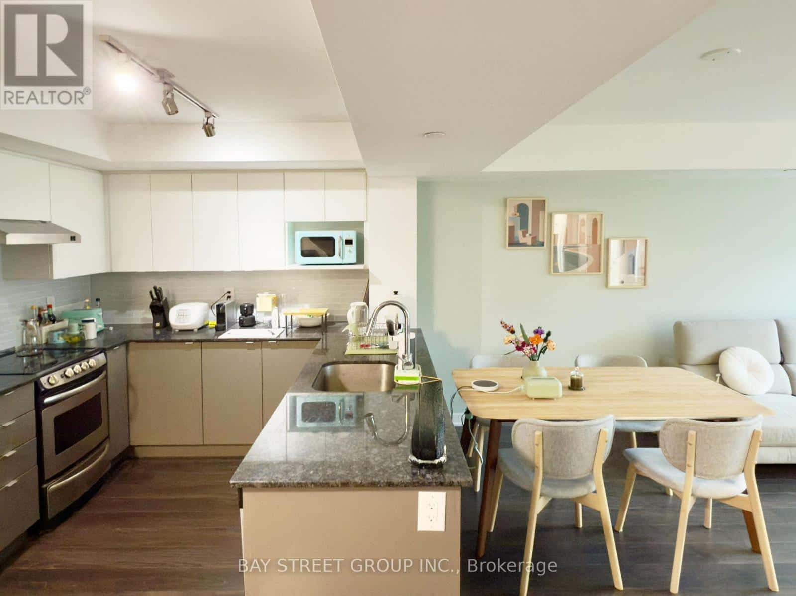 Toronto (Yorkdale-Glen Park) — Toronto (Yorkdale-Glen Park) - Photo 5 of 21