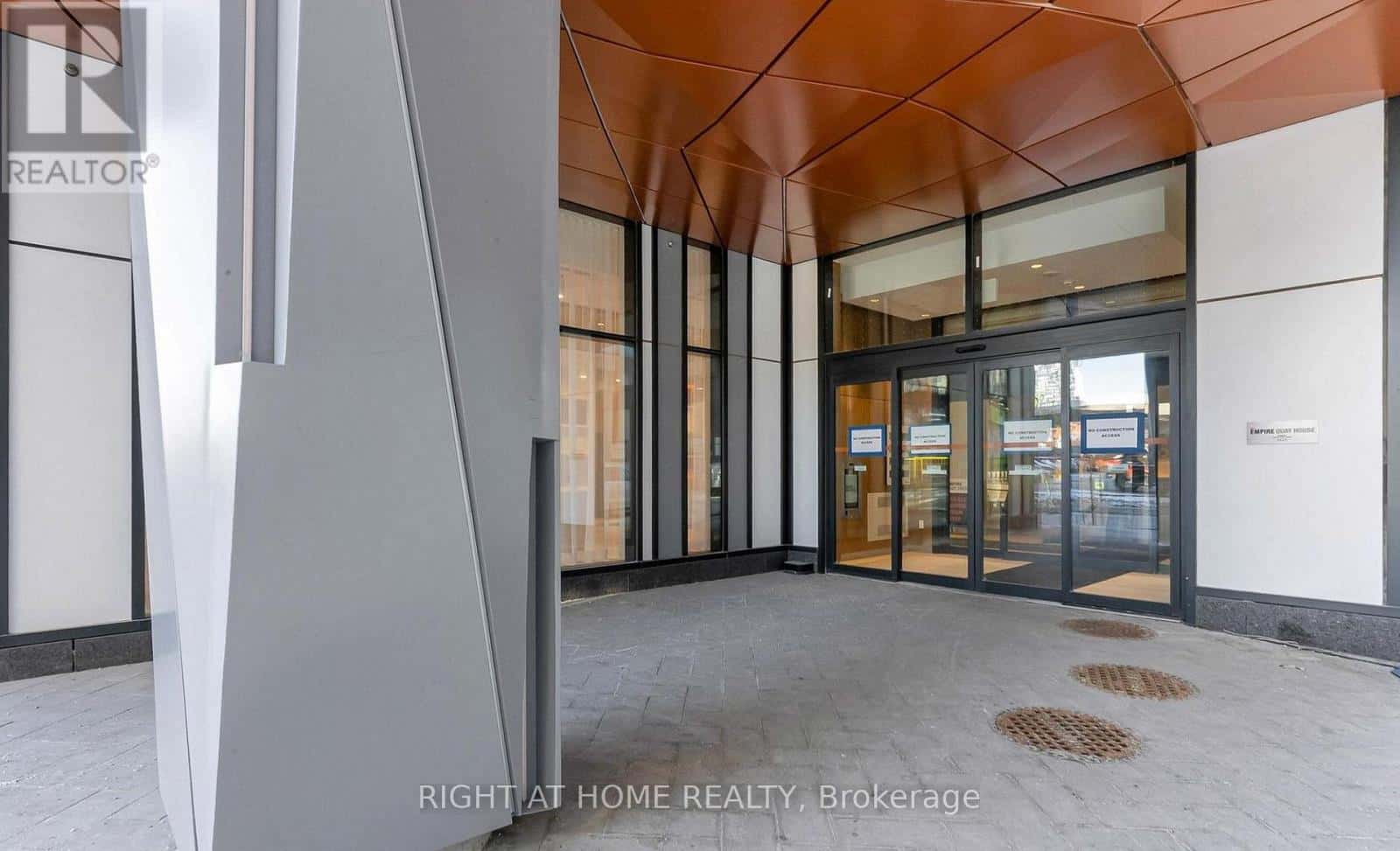 Toronto (Waterfront Communities) — Toronto (Waterfront Communities) - Photo 2 of 27