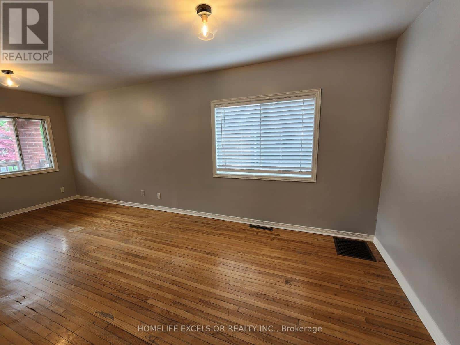 Toronto (New Toronto) — Toronto (New Toronto) - Photo 2 of 13