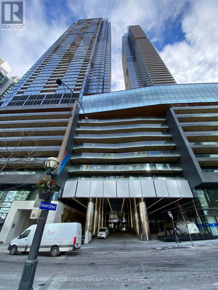 Toronto (Waterfront Communities) — Toronto (Waterfront Communities) - Photo 2 of 19