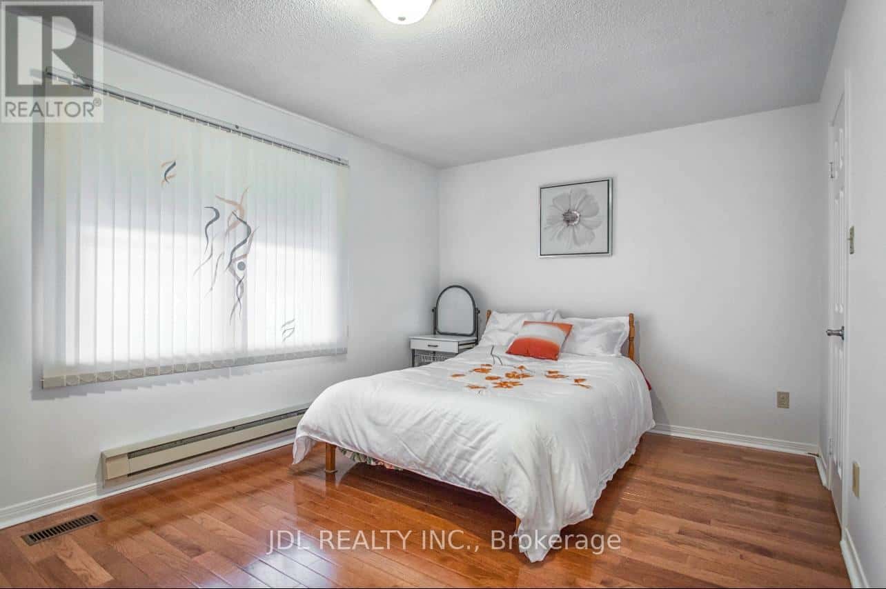 Markham (Thornhill) — Markham (Thornhill) - Photo 2 of 5