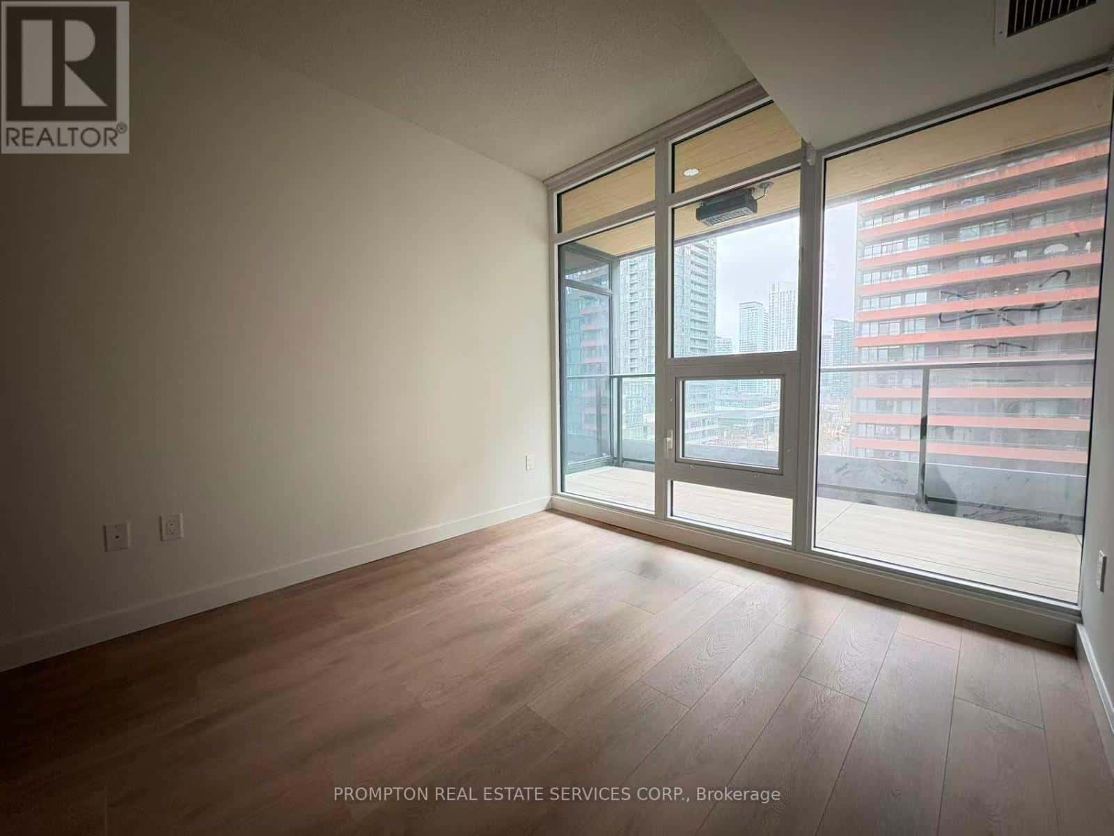 Toronto (Waterfront Communities) — Toronto (Waterfront Communities) - Photo 4 of 10