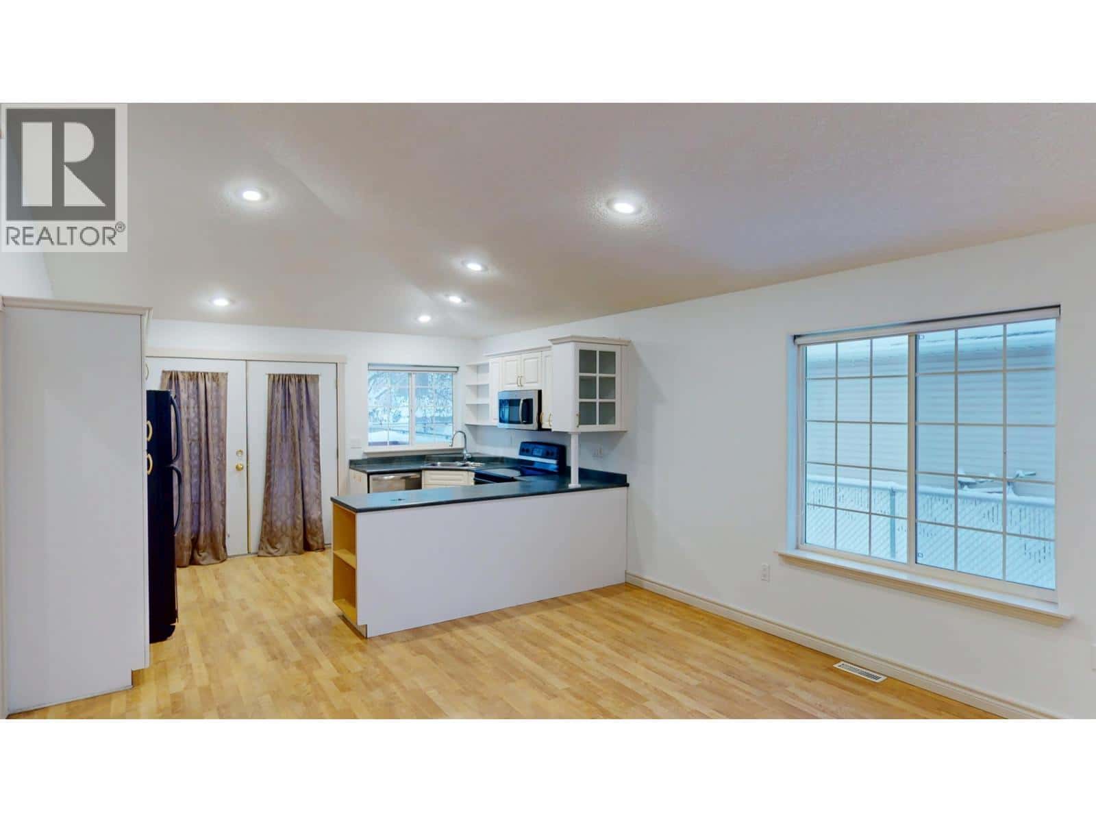 A 10007 111 AVENUE — Fort St. John, British Columbia - Photo 5 of 35