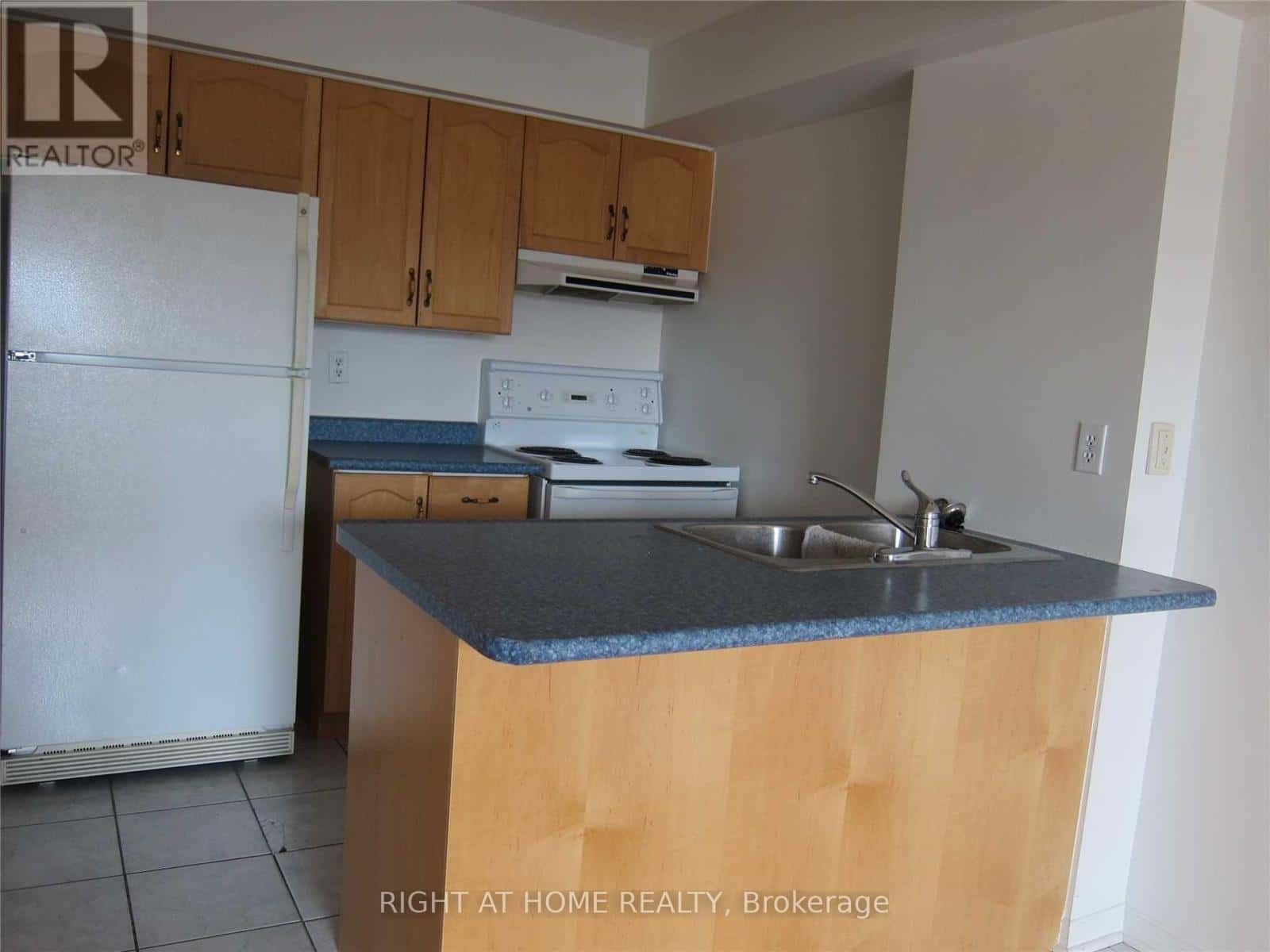 208 - 32 TANNERY STREET — Mississauga (Streetsville), Ontario - Photo 4 of 4