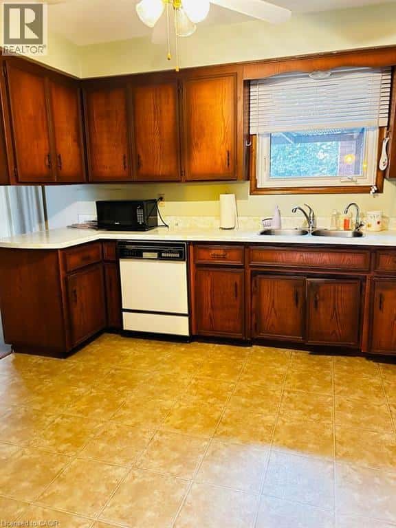 402 LAKEVIEW Drive — Waterloo - Photo 5 of 17