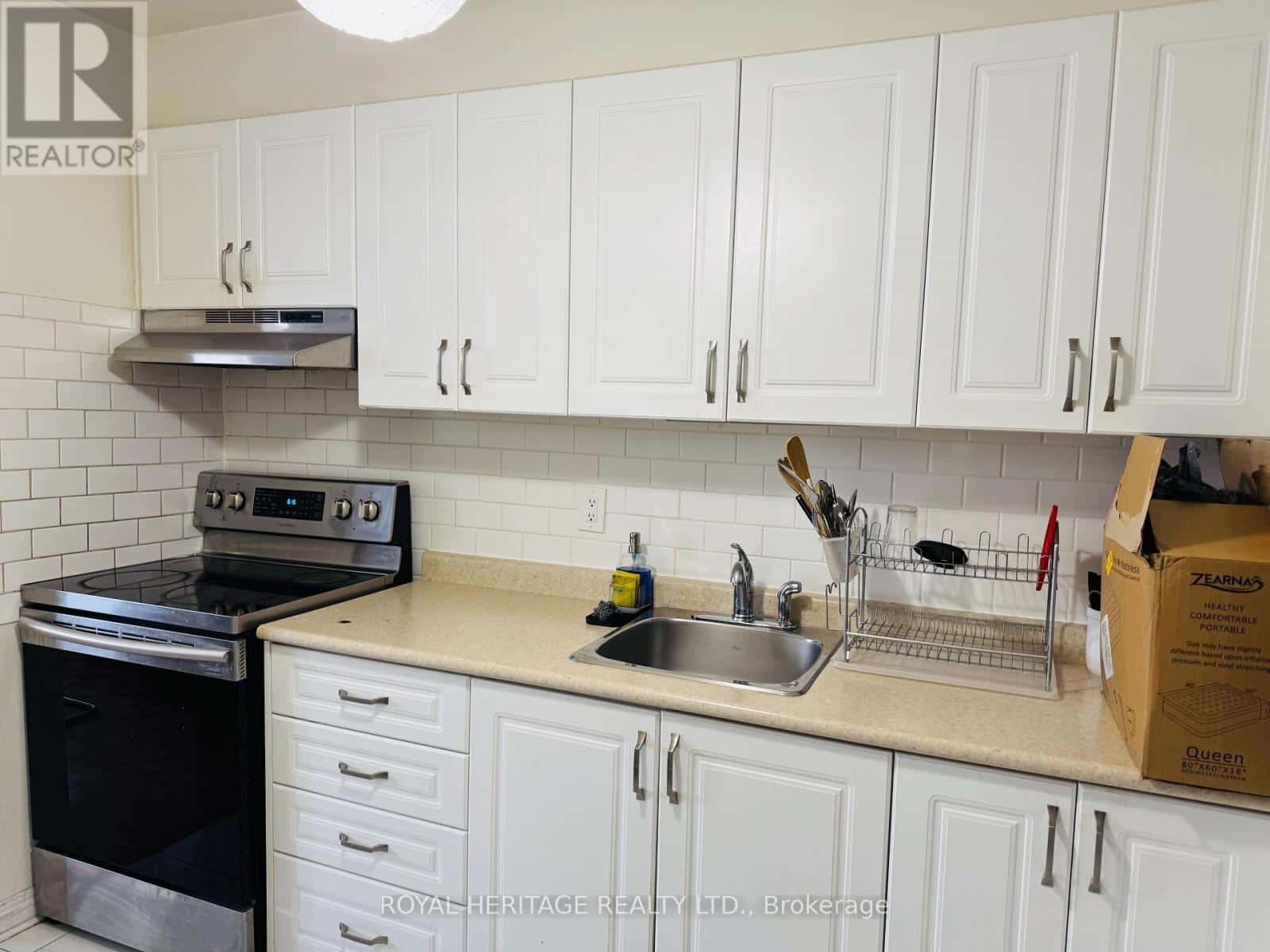 Toronto (Crescent Town) — Toronto (Crescent Town) - Photo 2 of 9