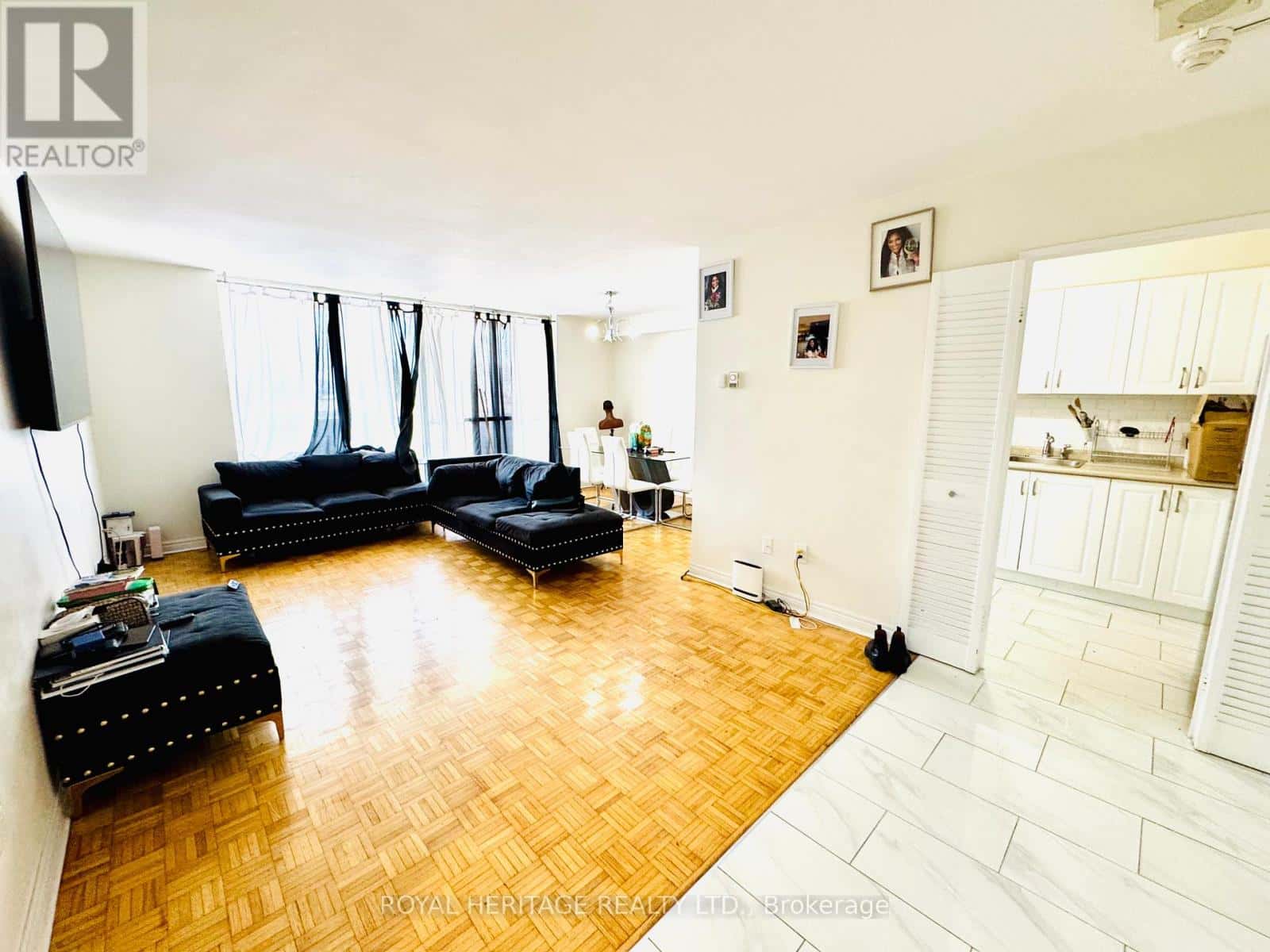 Toronto (Crescent Town) — Toronto (Crescent Town) - Photo 5 of 9