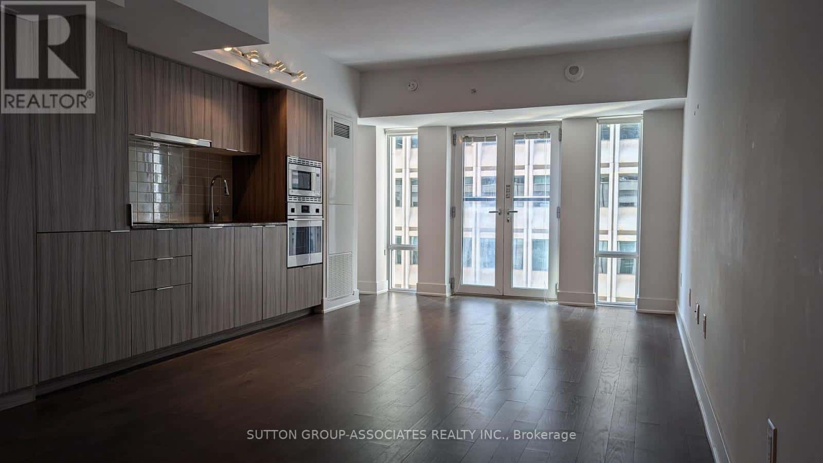 Toronto (Bay Street Corridor) — Toronto (Bay Street Corridor) - Photo 2 of 20