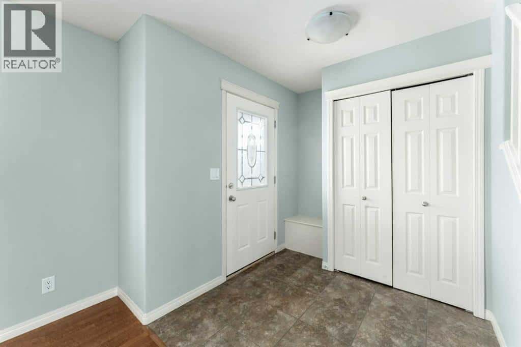 4 Lucky Place — Sylvan Lake, Alberta - Photo 4 of 36