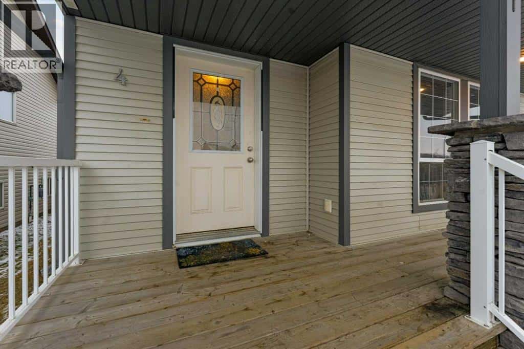 4 Lucky Place — Sylvan Lake, Alberta - Photo 2 of 36