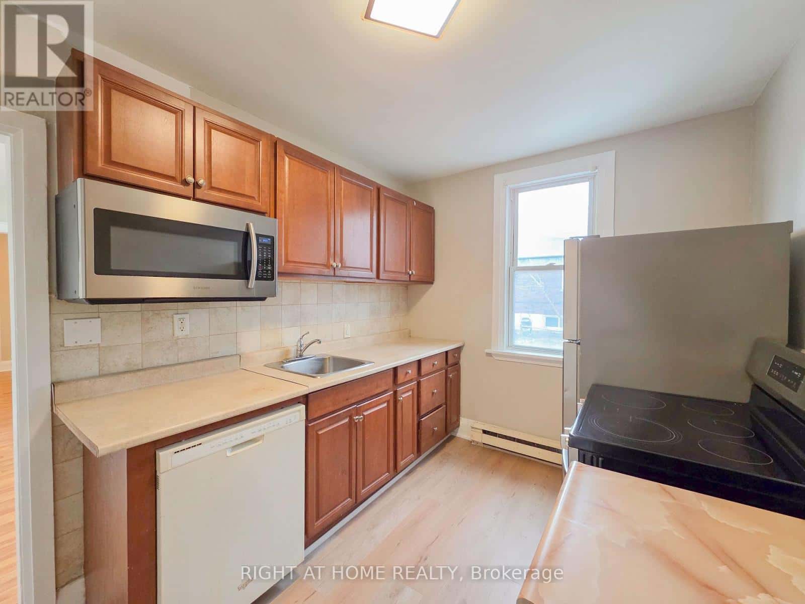 MAIN - 38 OLIVE AVENUE — Oshawa (Central) - Photo 3 of 21