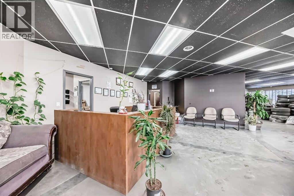 3505 32 Street NE — Calgary - Photo 5 of 49