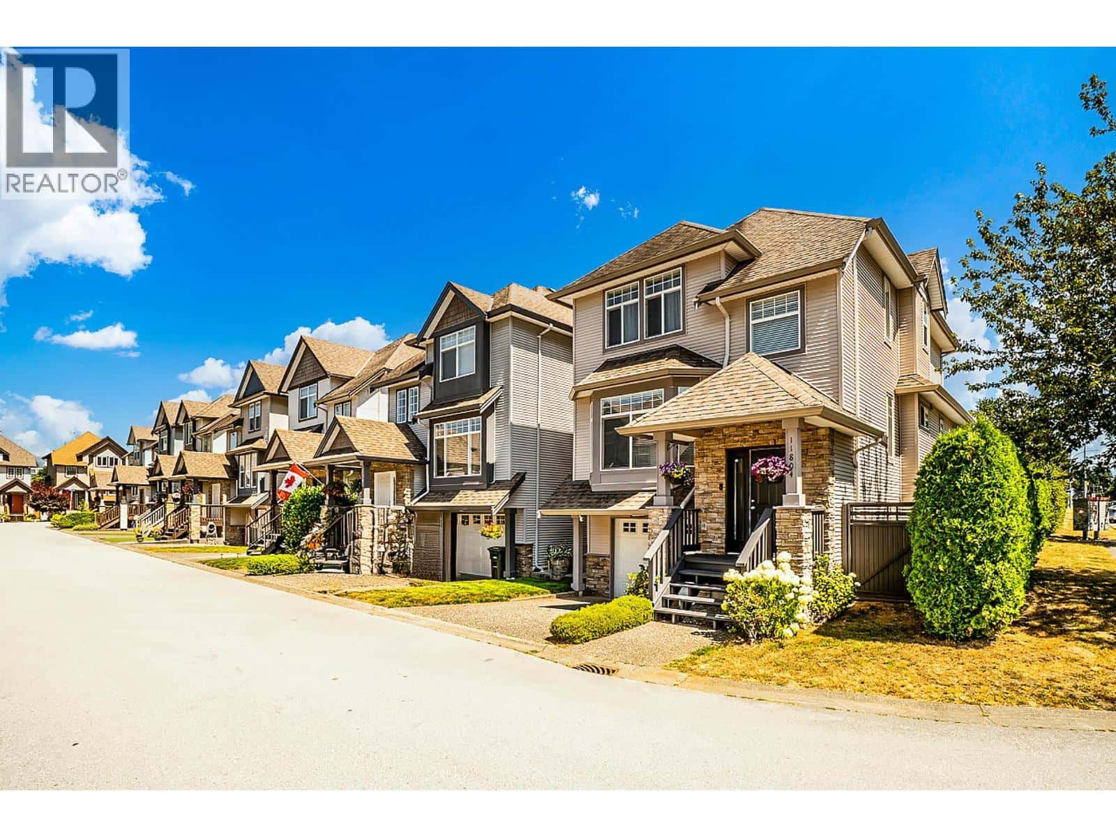 11804 191A STREET — Pitt Meadows, British Columbia - Photo 2 of 13