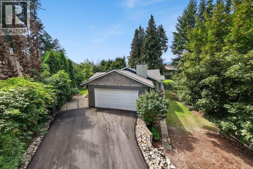 2131 21 Street NE — Salmon Arm, British Columbia - Main photo