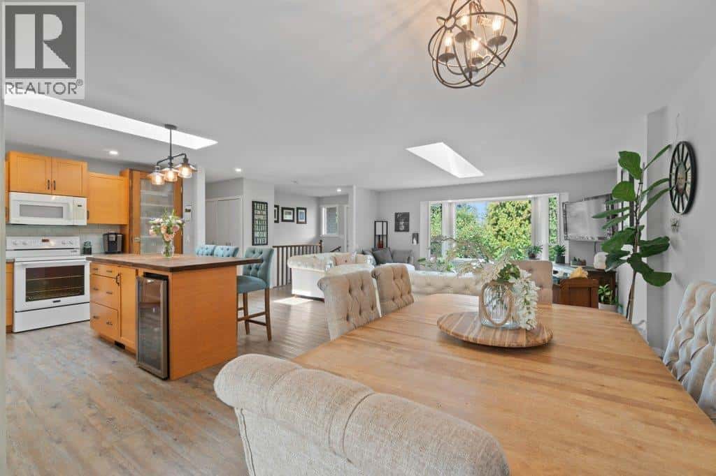 2131 21 Street NE — Salmon Arm, British Columbia - Photo 2 of 93