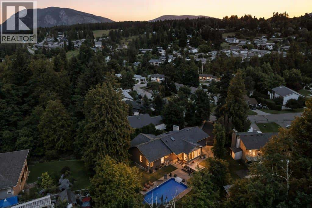 2131 21 Street NE — Salmon Arm, British Columbia - Photo 5 of 93