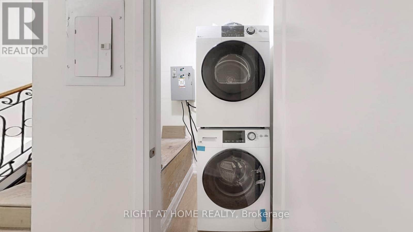 UNIT 3 - 61 GLADYS ROAD - Photo 4 of 10, Toronto (Highland Creek), Ontario