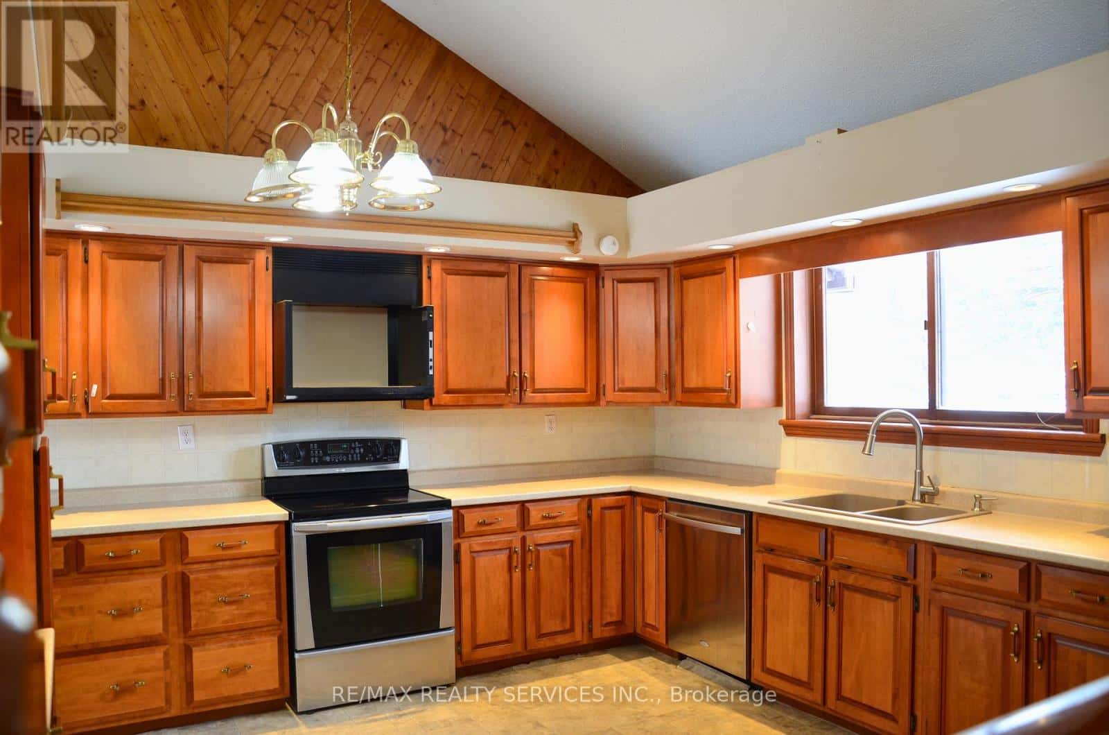 1045 TREMAINE AVENUE S — North Perth (Listowel) - Photo 3 of 24