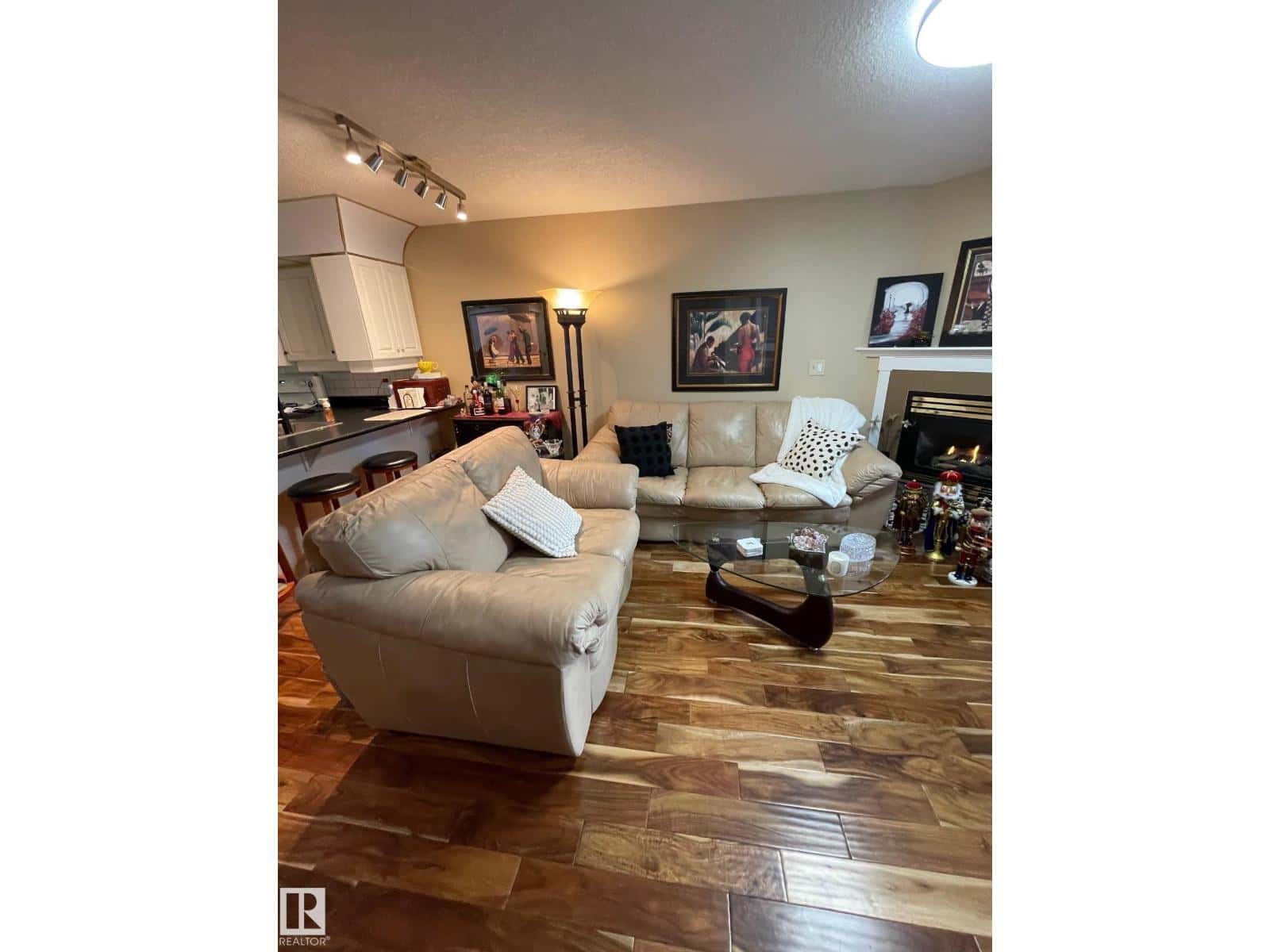 Edmonton — Edmonton - Photo 5 of 19