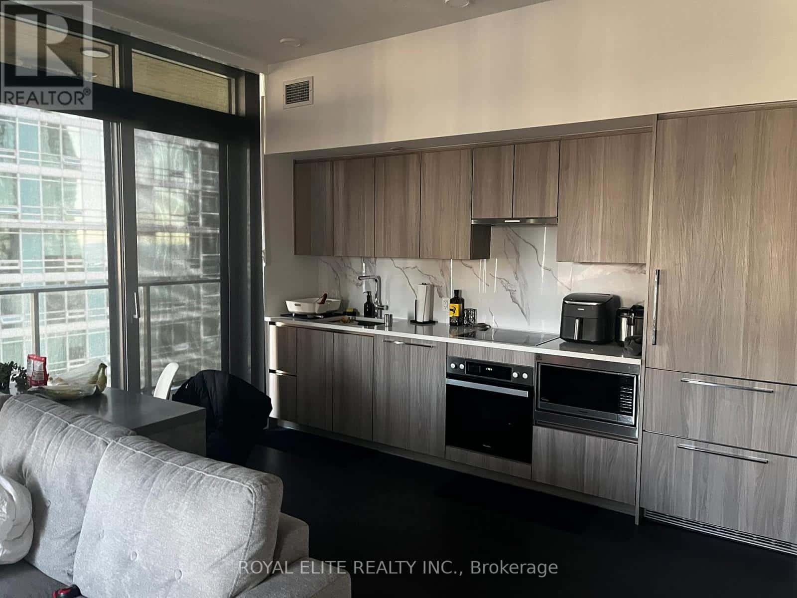 Toronto (Waterfront Communities) — Toronto (Waterfront Communities) - Photo 2 of 10