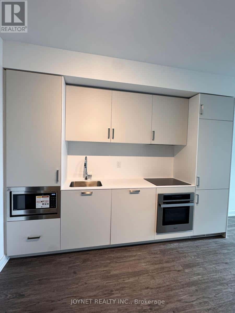 Toronto (Church-Yonge Corridor) — Toronto (Church-Yonge Corridor) - Photo 2 of 9