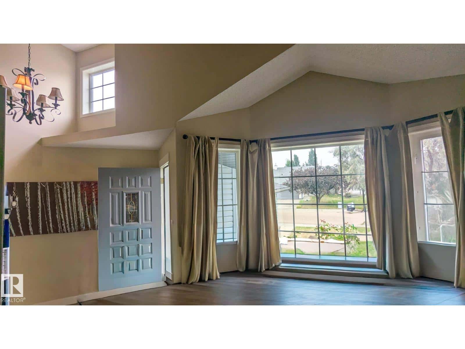 Edmonton — Edmonton - Photo 5 of 38