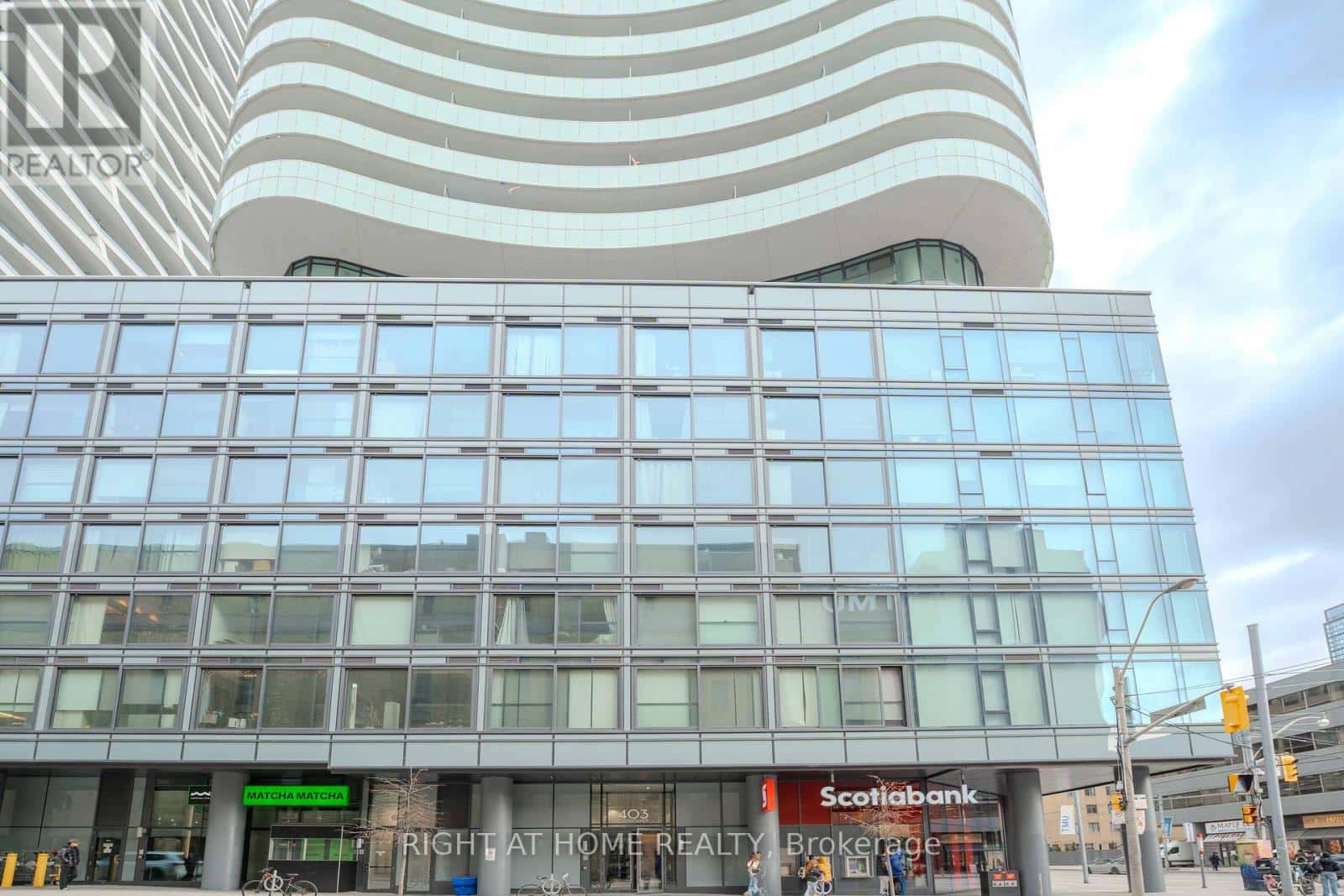 Toronto (Church-Yonge Corridor) — Toronto (Church-Yonge Corridor) - Photo 2 of 32