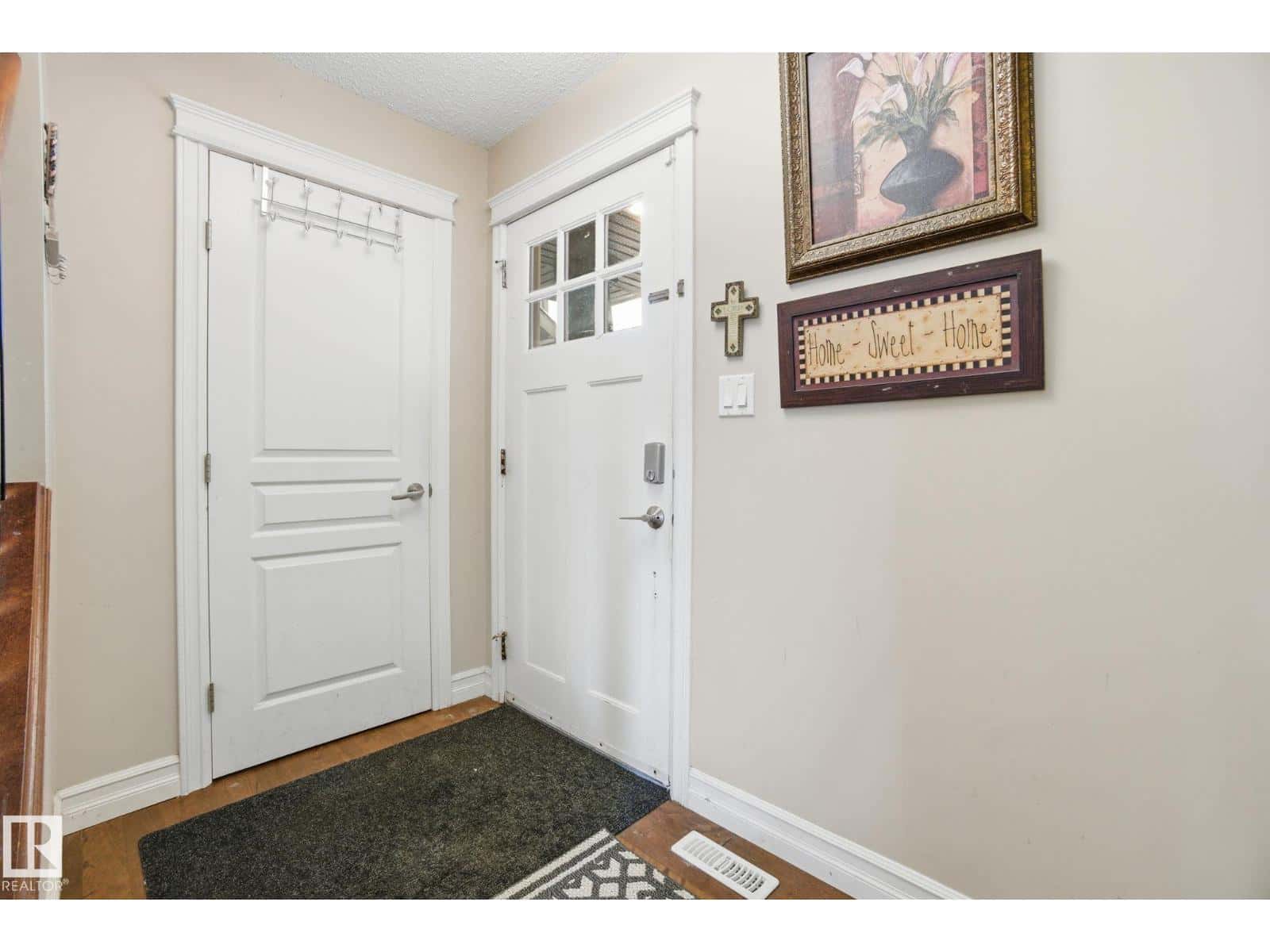 Edmonton — Edmonton - Photo 5 of 59