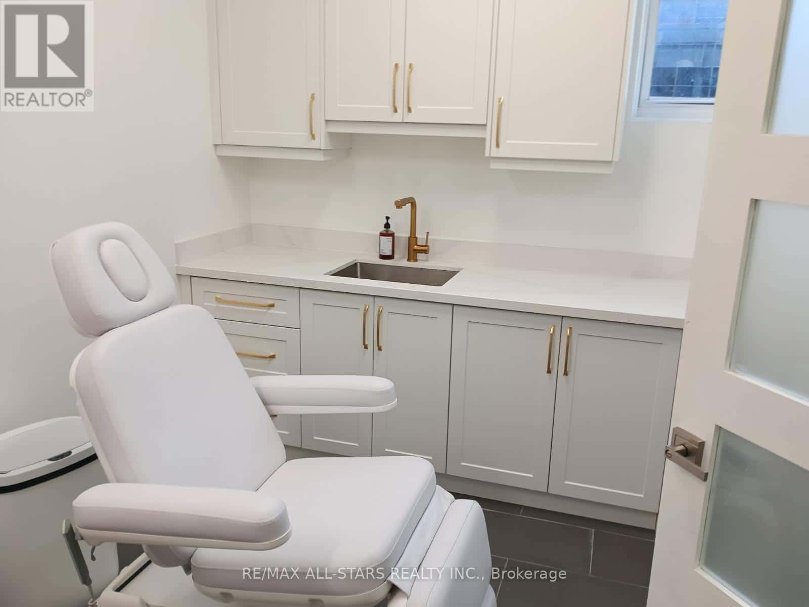 Toronto (South Riverdale) — Toronto (South Riverdale) - Photo 3 of 5