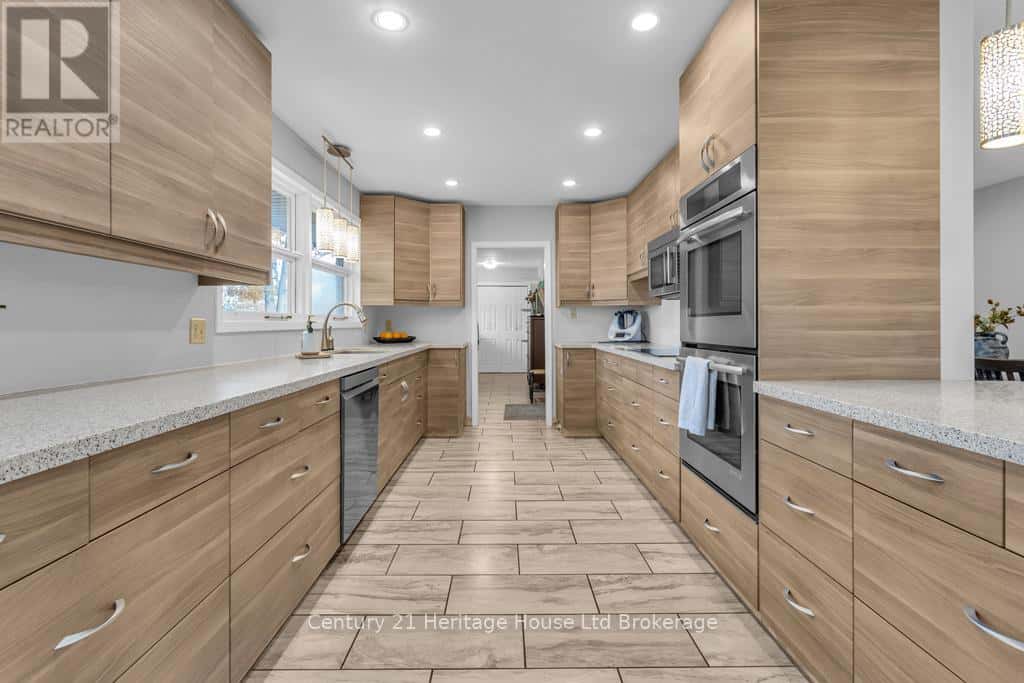 Tillsonburg — Tillsonburg - Photo 5 of 36