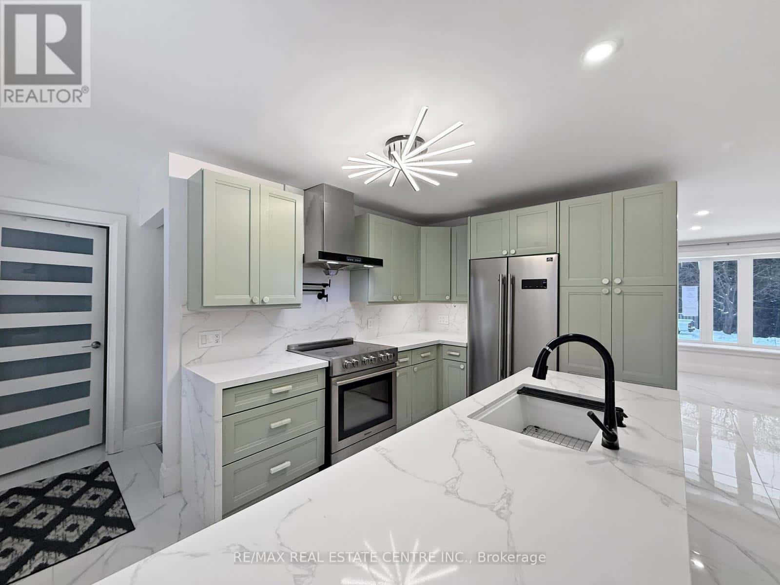 Erin — Erin - Photo 2 of 42