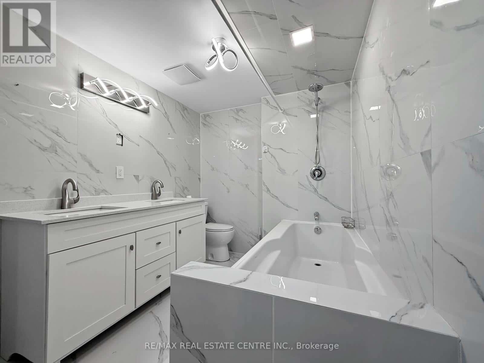 Erin — Erin - Photo 3 of 42