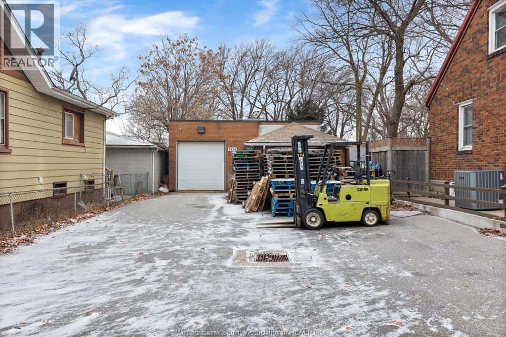 3828 PETER — Windsor - Photo 2 of 21