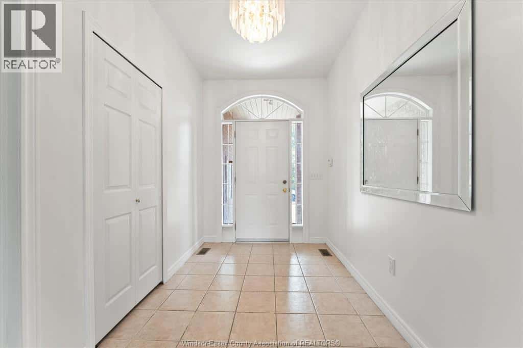 Windsor — Windsor - Photo 5 of 38