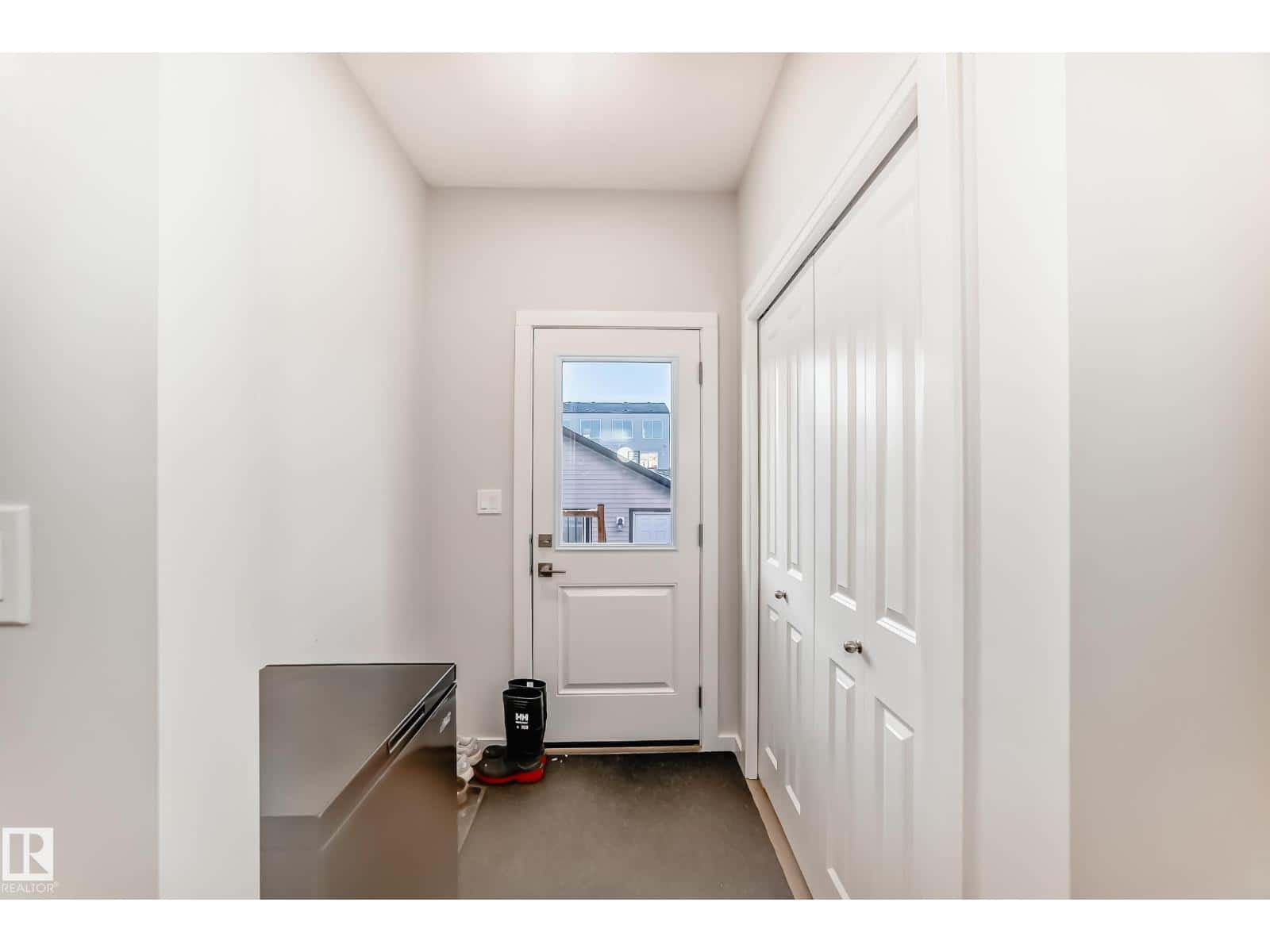 332 29 ST SW — Edmonton - Photo 4 of 74