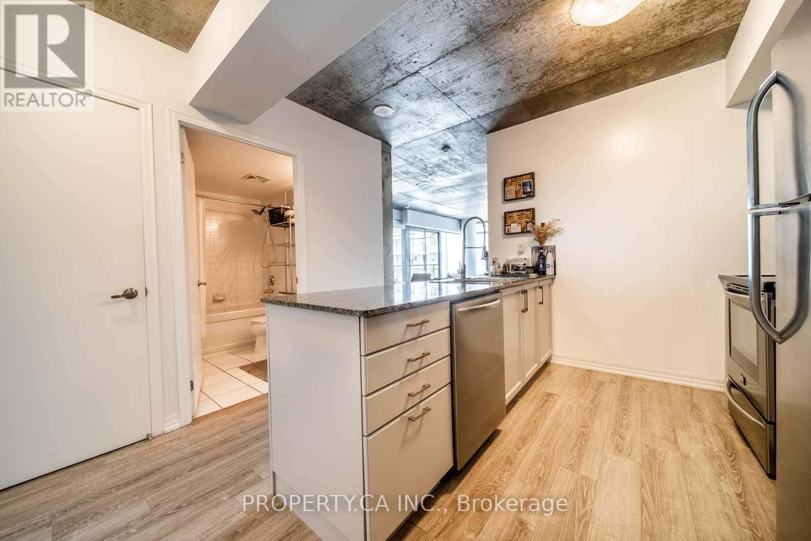 Toronto (Church-Yonge Corridor) — Toronto (Church-Yonge Corridor) - Photo 2 of 33