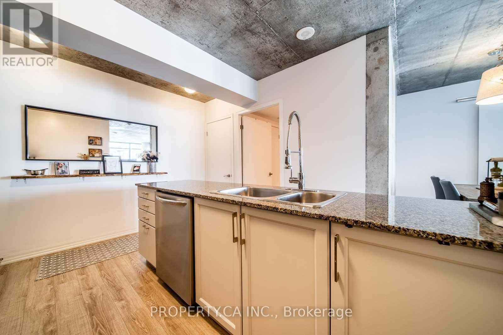 Toronto (Church-Yonge Corridor) — Toronto (Church-Yonge Corridor) - Photo 4 of 33