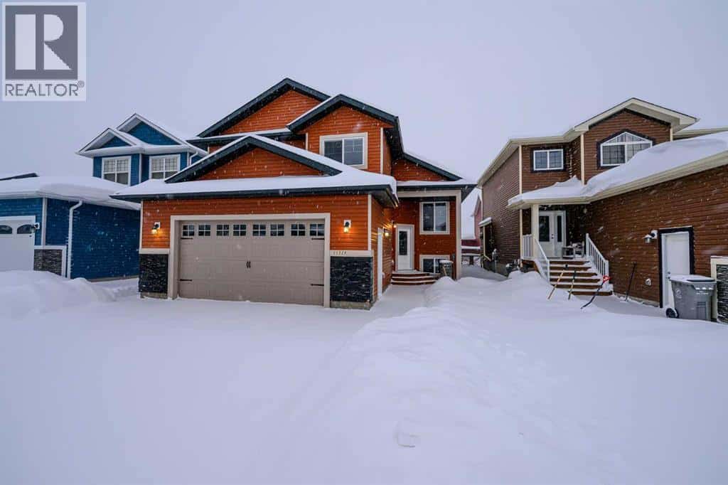 11329 107 Avenue — Grande Prairie - Photo 2 of 29