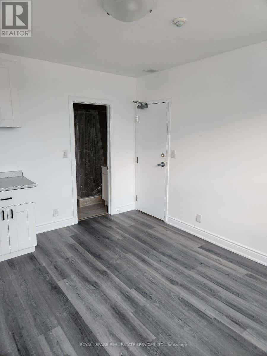 201 - 2820 DANFOTH AVENUE — Toronto (East End-Danforth) - Photo 3 of 8