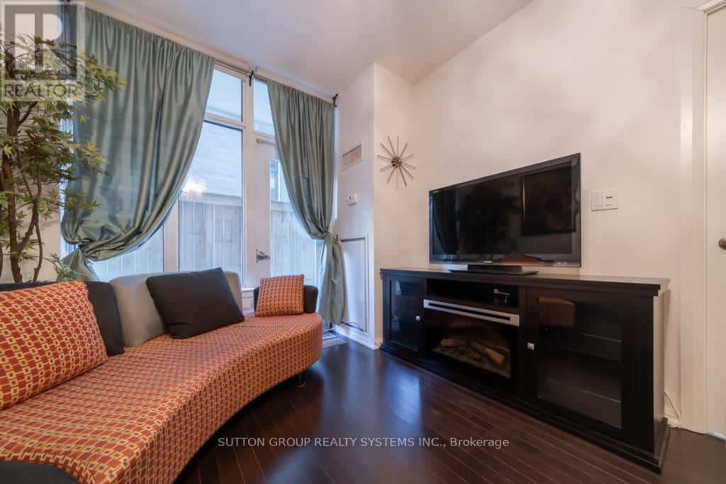 Toronto (Church-Yonge Corridor) — Toronto (Church-Yonge Corridor) - Photo 4 of 15