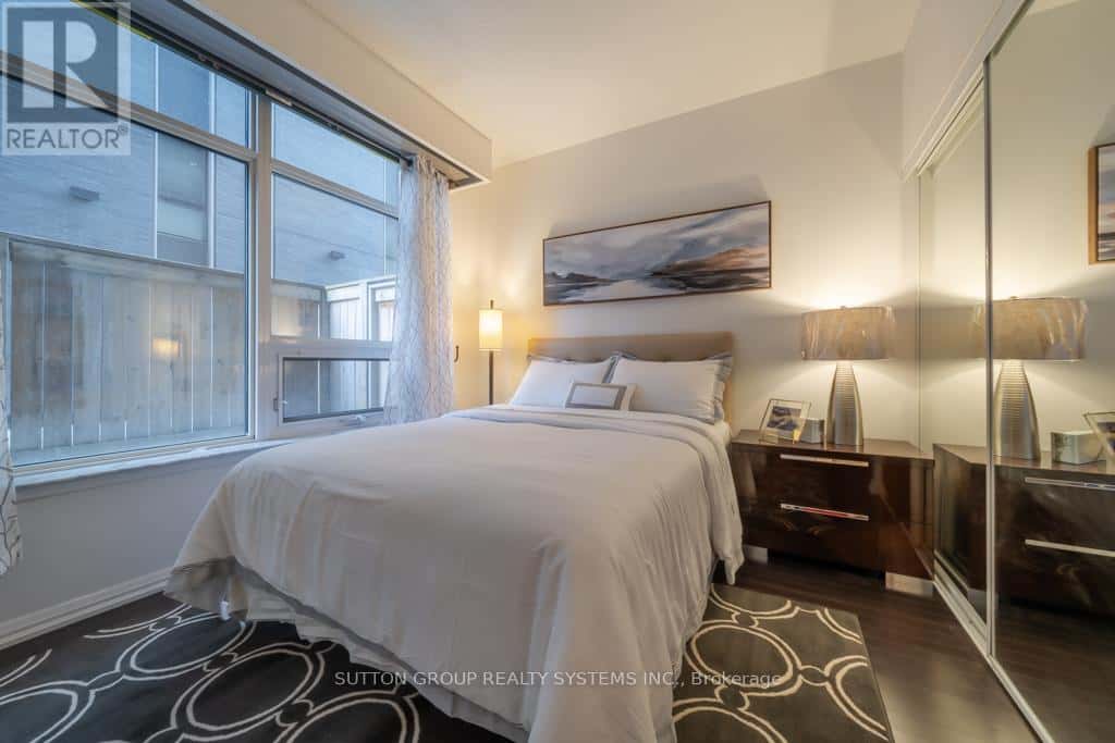 Toronto (Church-Yonge Corridor) — Toronto (Church-Yonge Corridor) - Photo 5 of 15